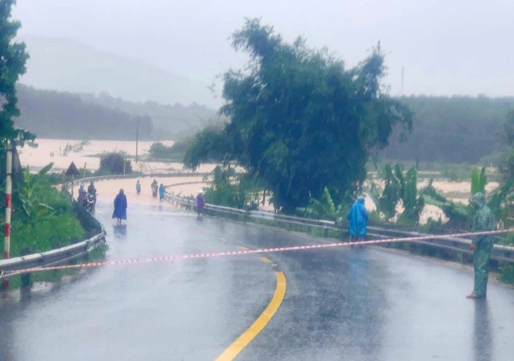 Tuyến đường Hồ Chí Minh qua cầu Đắk Long bị ngập sáng nay. Ảnh: HP