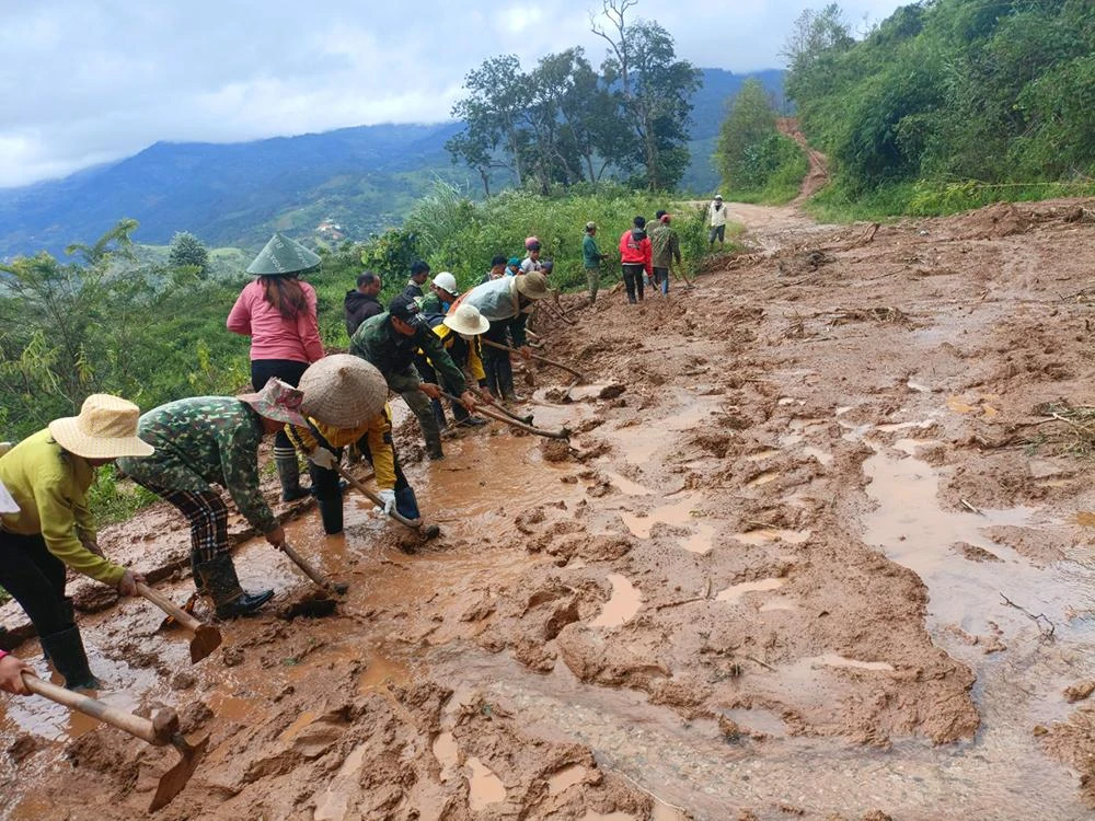 Do mức độ sạt lở lớn, đường vào thôn Tu Thó chỉ mở lối nhỏ để đi lại mua nhu yếu phẩm.
