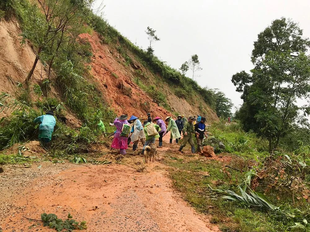 Người dân khắc phục sạt lở tại huyện Tu Mơ Rông.