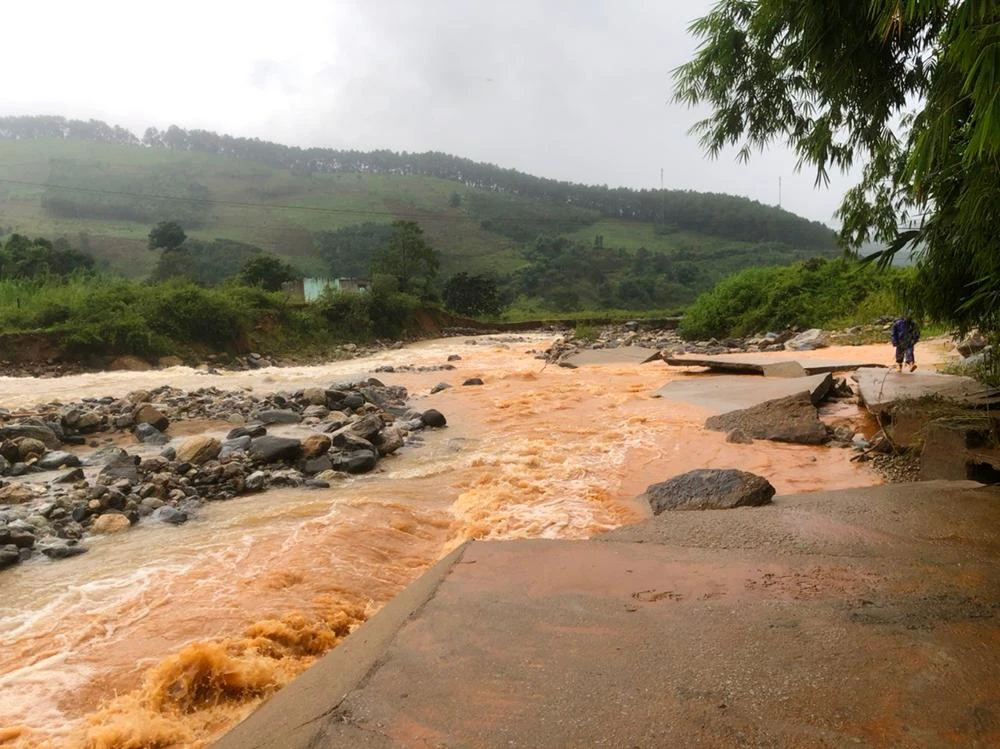 Đường qua xã Đắk Sao, huyện Tu Mơ Rông bị nước cuốn trôi.