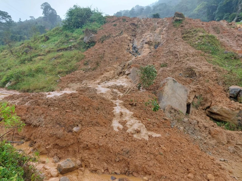 Một quả đồi lớn sạt lở, vùi lấp tuyến Ngọc Hoàng - Măng Bút qua huyện Tu Mơ Rông.