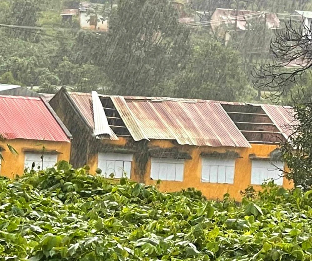 Gió lốc gây tốc mái ở huyện Đắk Hà.