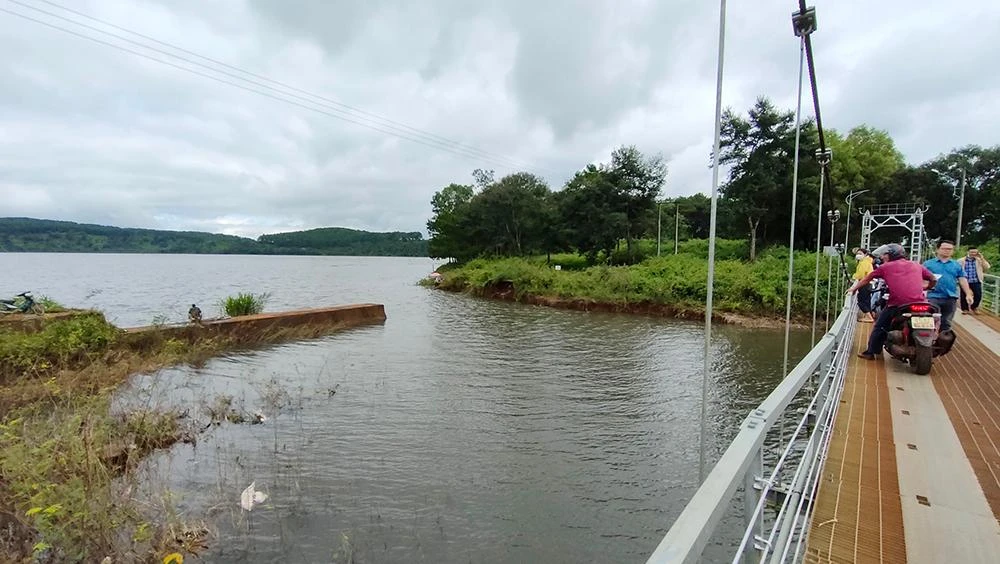 Nhiều người dân hiếu kỳ đến xem điểm vỡ đập tràn. Ảnh: LK