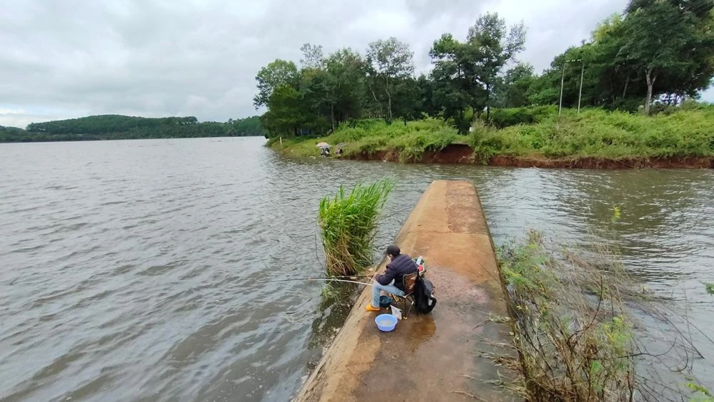 Vị trí đập ngăn cách hai hồ A và B.