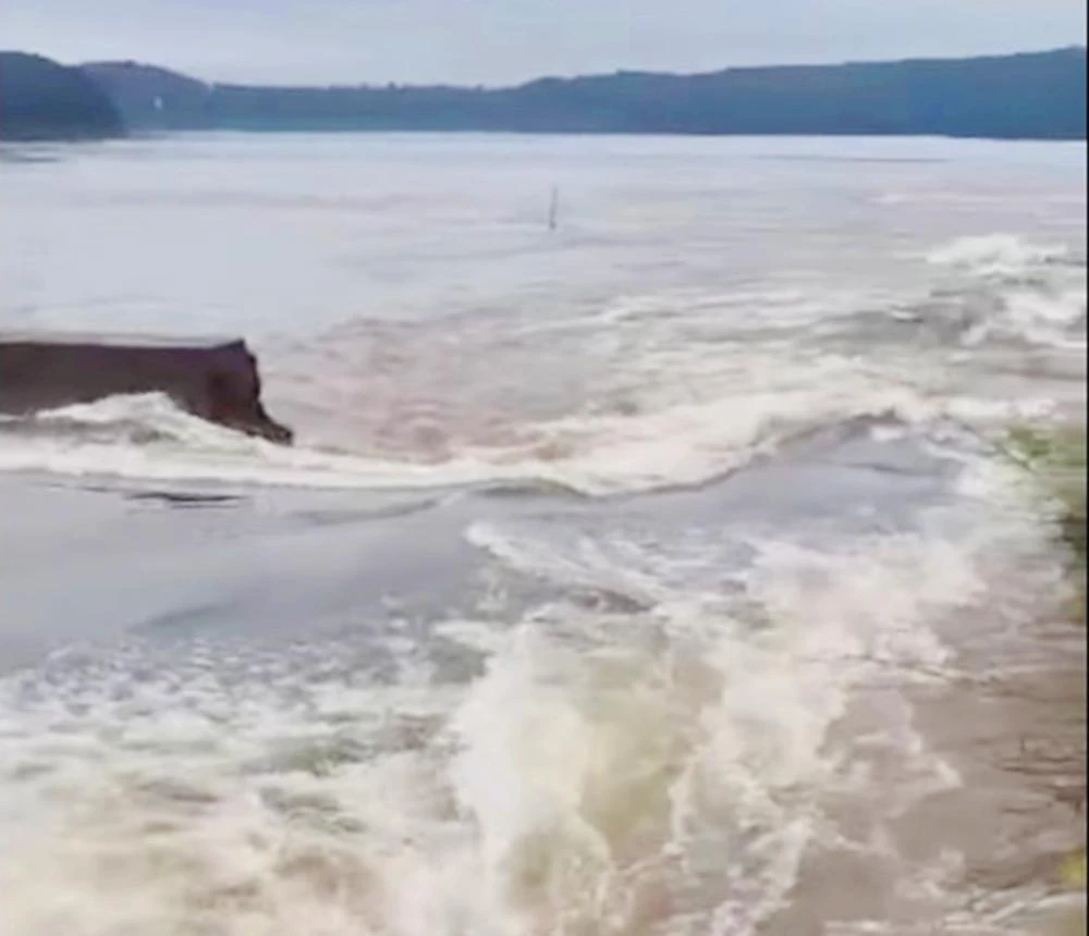 Thời điểm mưa to, gây vỡ đập nước tràn từ hồ B sang hồ A ngày 28-9. Ảnh: LK.