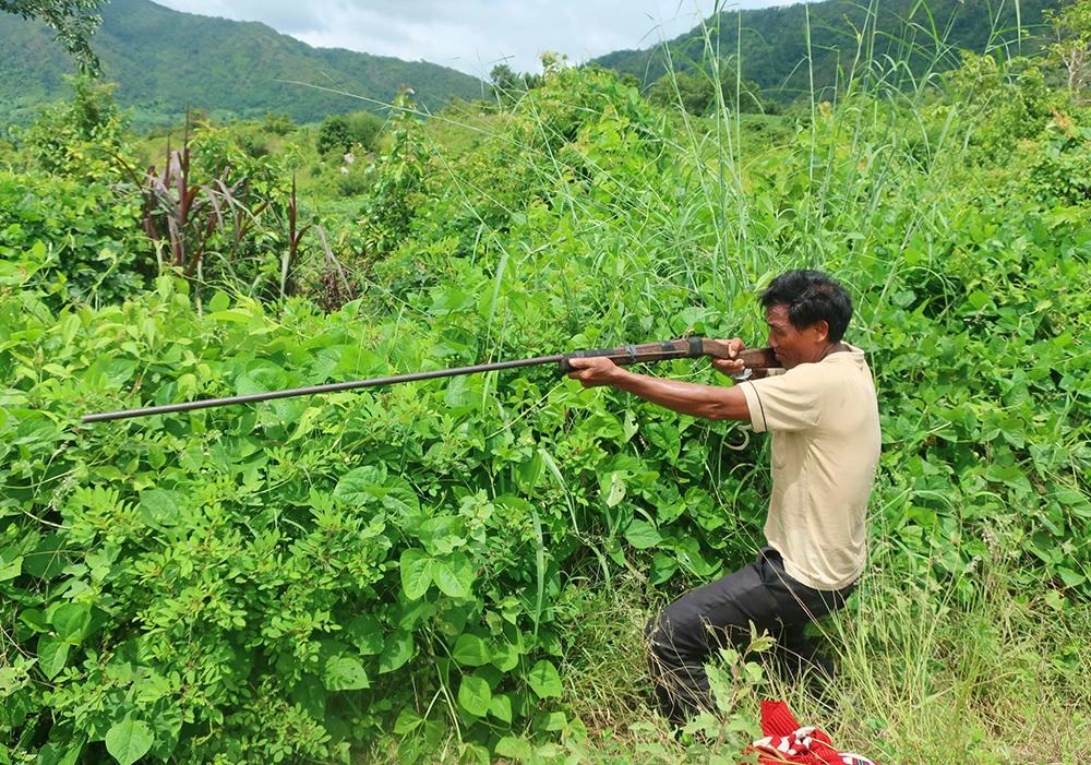 Công an tiến hành thực nghiệm hiện trường. Ảnh: VT.