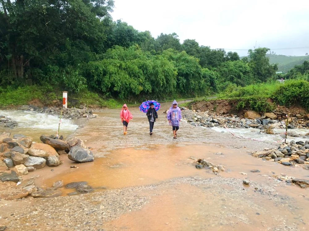 Huyện Tu Mơ Rông cho học sinh nghỉ học. Ảnh chụp cầu tràn xã Đắk Sao. Ảnh: VM.