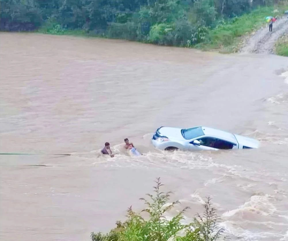 Chiếc xe bị nước cuốn trôi đoạn qua ngầm tràn xã Măng Bút. Ảnh: VM
