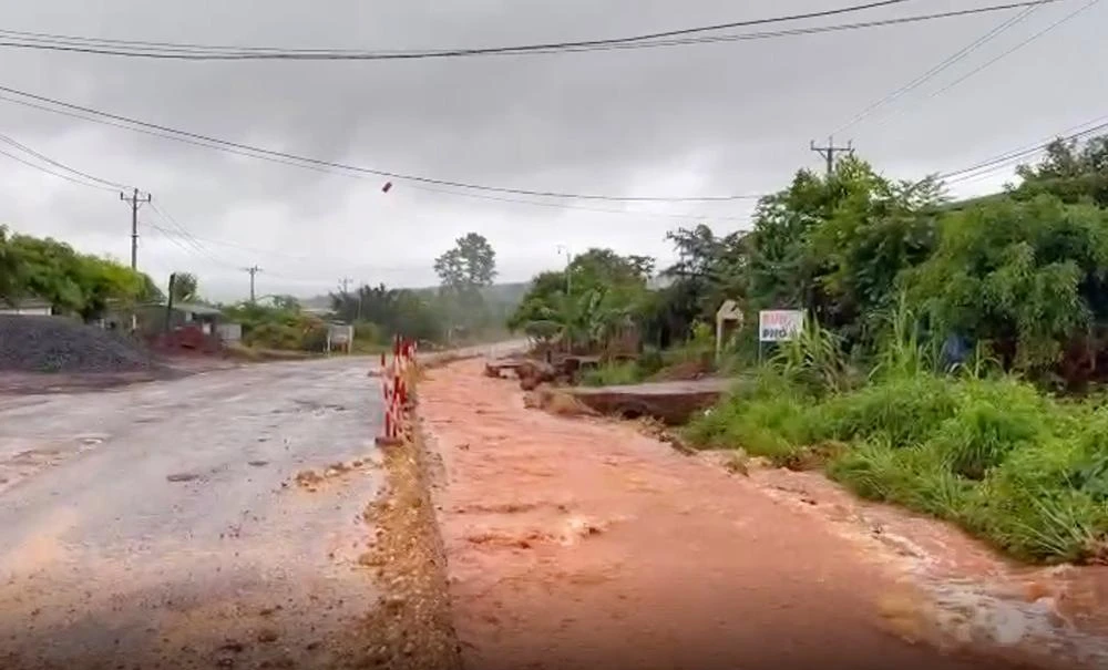 Đại diện Ban 2 cho rằng, nước tràn ra đường không phải lỗi riêng nhà thầu. Ảnh: LK.