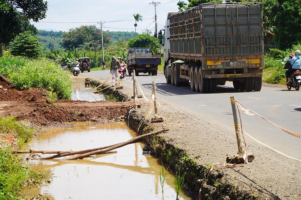 Nhiều điểm trở thành bẫy cho người và phương tiện đi đường. Ảnh: LK