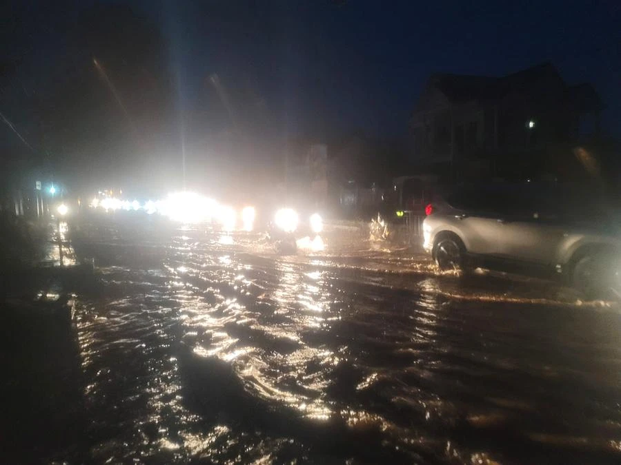 Đầu giờ tối nay, nước đoạn cầu Đắk Uy vẫn còn ngập. Ảnh: LK.