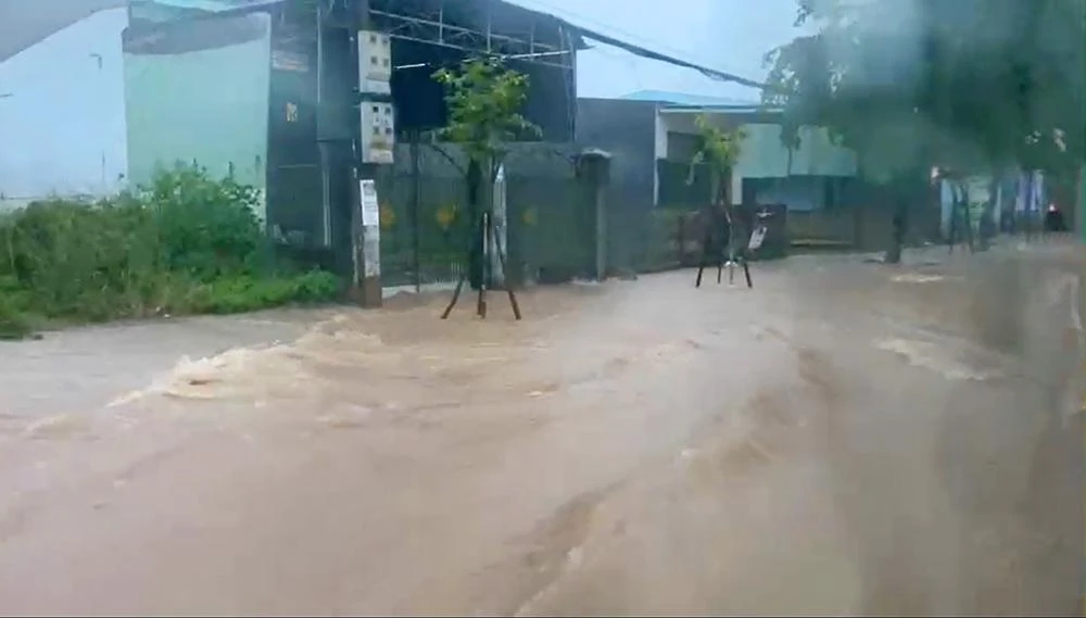Mưa to, gây ngập quốc lộ 14 đoạn qua thị trấn Đắk Hà. Ảnh: LK.