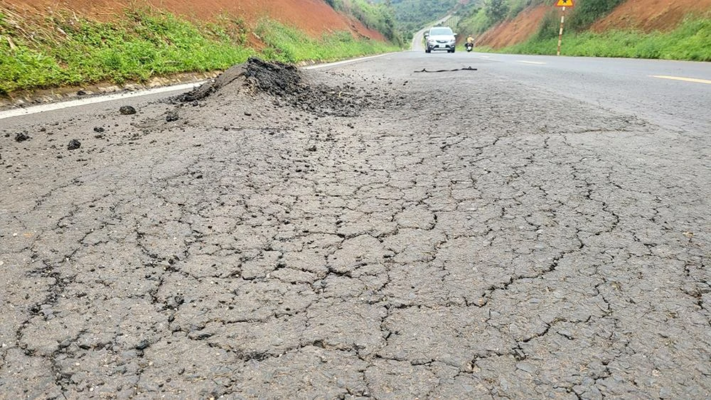 Mặt đường hư hỏng, nhấp nhô, nguy cơ mất an toàn giao thông. Ảnh: CD.