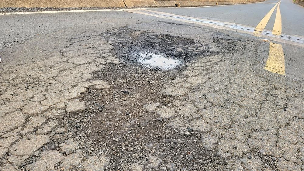 Mặt đường bị rạn nứt chi chít, nhiều ổ gà. Ảnh: CD.
