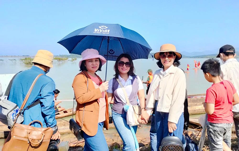 Nhiều du khách ở xa đến tham quan Hội đua thuyền độc mộc. Ảnh: LK. Nhiều du khách ở xa đến tham quan Hội đua thuyền độc mộc. Ảnh: LK.