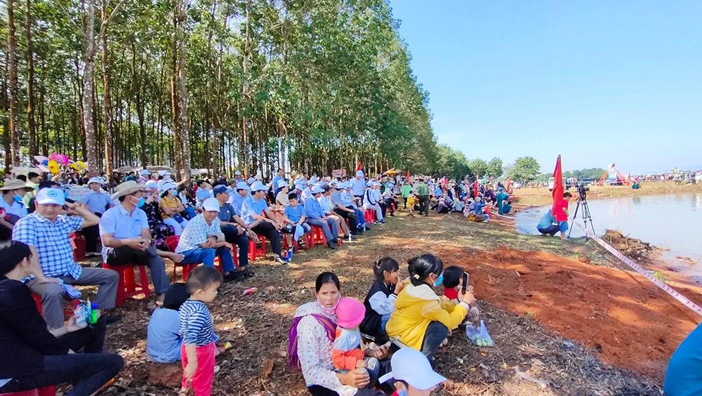 Hàng ngàn du khách và người dân tham gia lễ hội. Ảnh: LK. Hàng ngàn du khách và người dân tham gia lễ hội. Ảnh: LK.