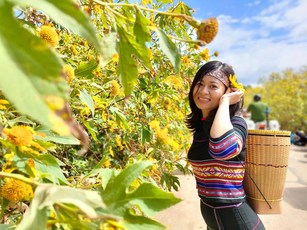 Những bộ trang phục thổ cẩm đậm chất Tây Nguyên được du khách mặc, hóa thân thành "sơn nữ" rất duyên dáng bên hoa dã quỳ. Du khách có thể mua những trang phục thổ cẩm bắt mắt, những món chiếc gùi nhỏ xinh hay những bức tượng mô hình thu nhỏ... tại lễ hội làm quà cho bạn bè, người thân.