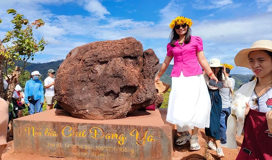 Ghi nhận tại sự kiện, nhiều người dân và du khách tham gia tuần lễ hoa dã quỳ tỏ ra rất hào hứng, vui vẻ. Trong đó, hoạt động leo núi là một trải nghiệm khá thú vị. Du khách phải leo núi với quãng đường khoảng 400 m, độ dốc cao, đường đi khó. Bù lại, người tham gia tận hưởng được cảnh đẹp thơ mộng, hòa mình vào thiên nhiên. Ảnh chụp từ đỉnh, điểm cao nhất miệng núi lửa.