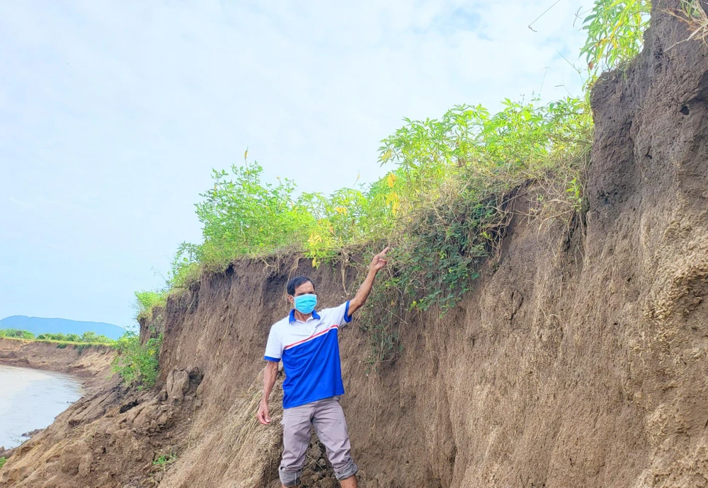 Diện tích hoa màu của ông Rơ Lan Kem bị sông Ba cuốn, mất dần từng năm. Ảnh: LK.
