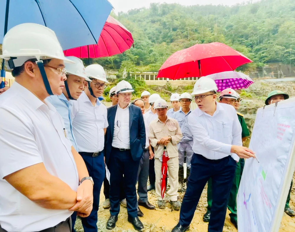 Đoàn khảo sát dự án nhà máy thủy điện Ia Ly mở rộng. Ảnh: LK.