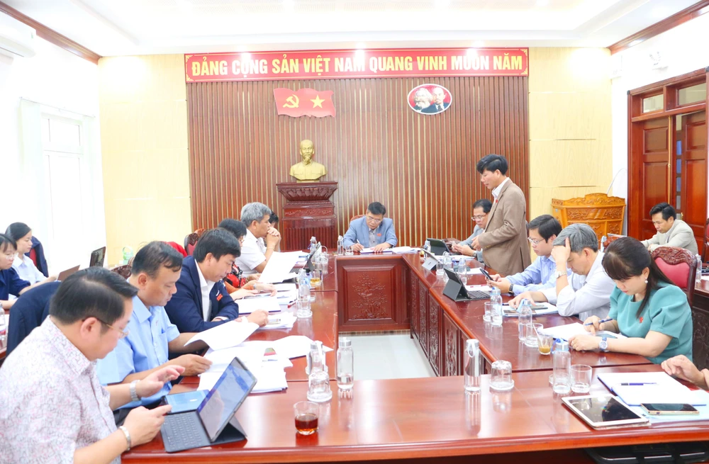 Một phiên thảo luận tổ tại kỳ họp. Ảnh: LK.