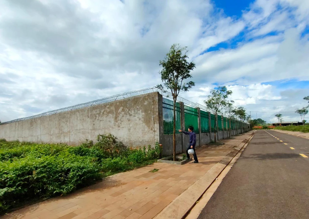 Hộ ông Bùi Chính đã xây tường cao bao quanh lô đất. Ảnh: LK.