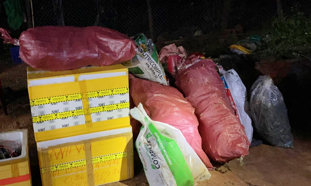 Công an thu giữ nhiều tang vật liên quan cần sa.