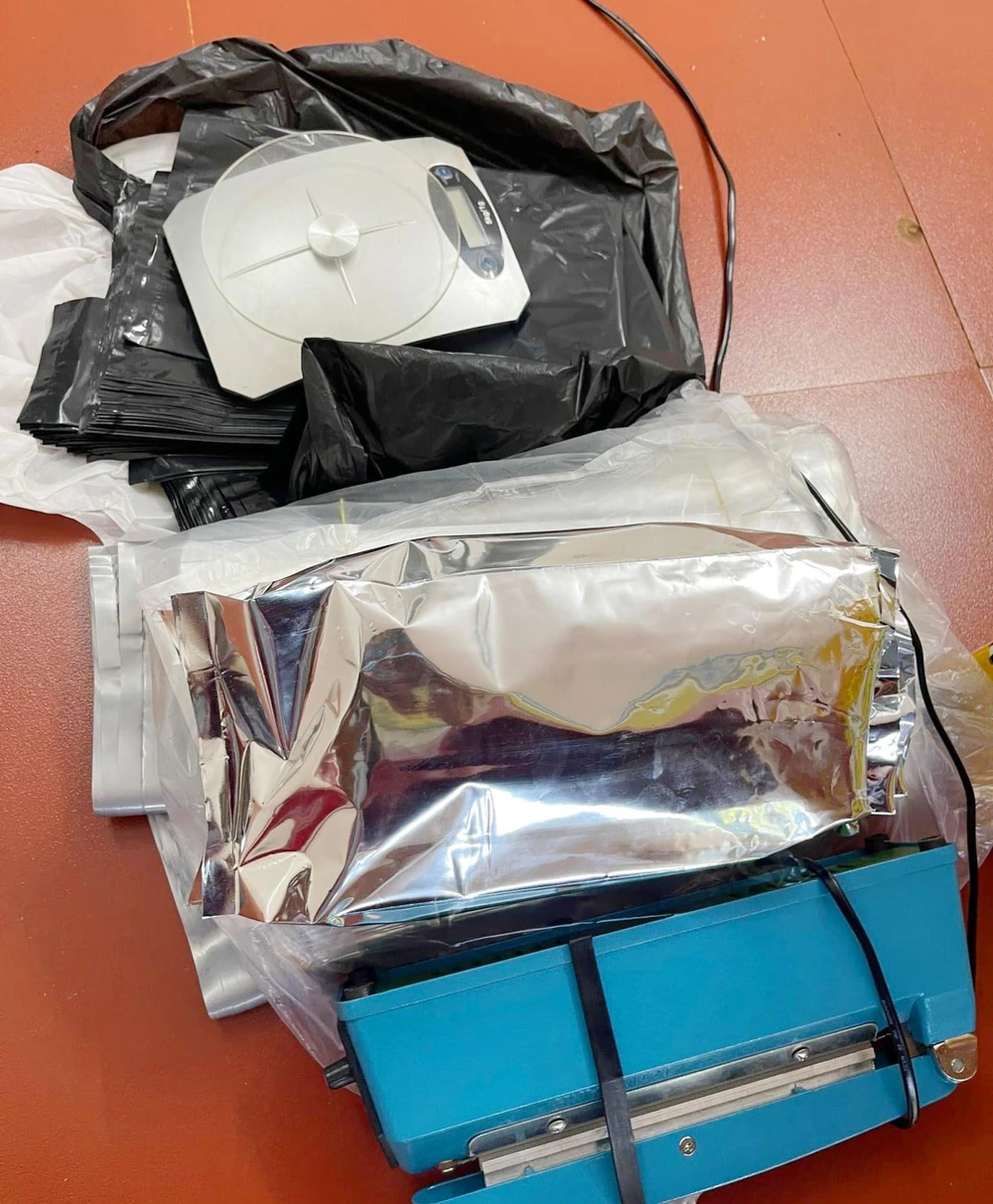 Các thiết bị, bao bì dùng để sơ chế, đóng gói cần sa.