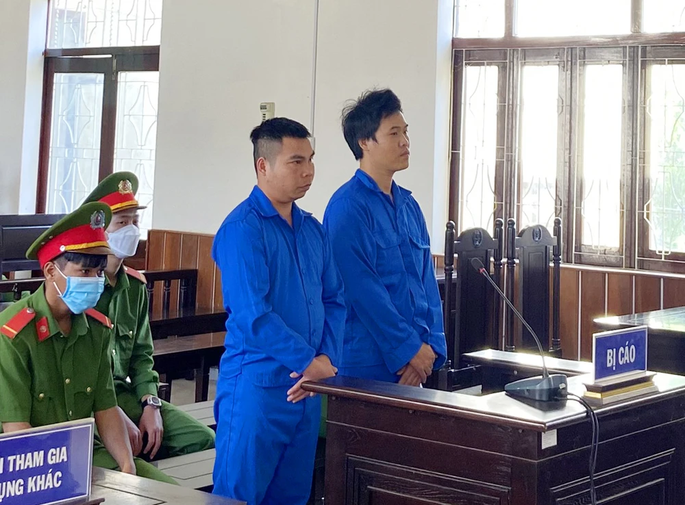 Hai bị cáo Hiếu và Nhớ tại tòa. Ảnh: HT