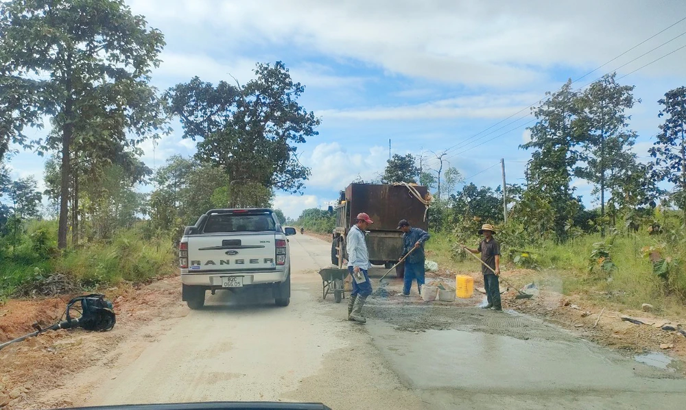 Đơn vị thi công phải làm lại 250 mét đường hư hỏng. Ảnh: LK.