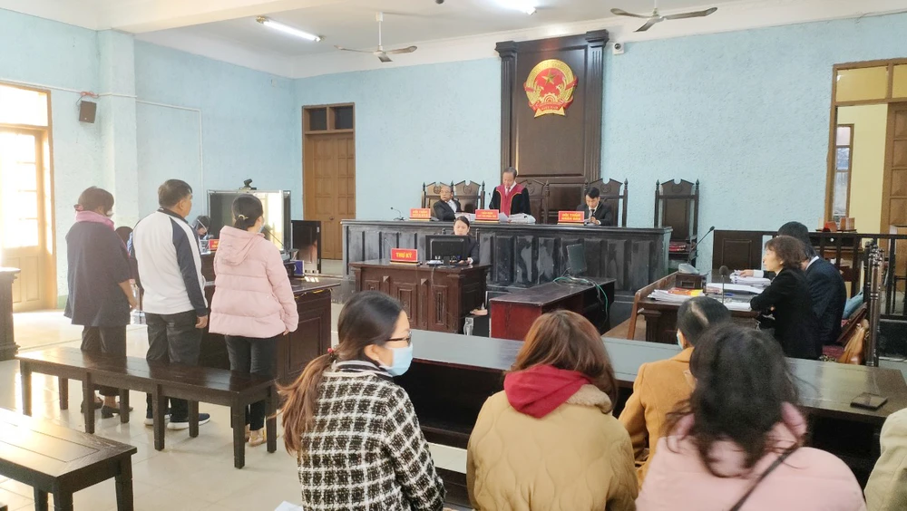 Phiên xử sáng 23-12. Ảnh: LK