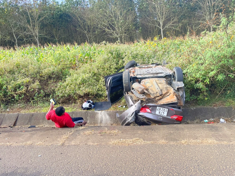Chiếc xe ô tô BKS 47A-192.87 lật bên vệ đường, lái xe bị thương. Ảnh: CTV.