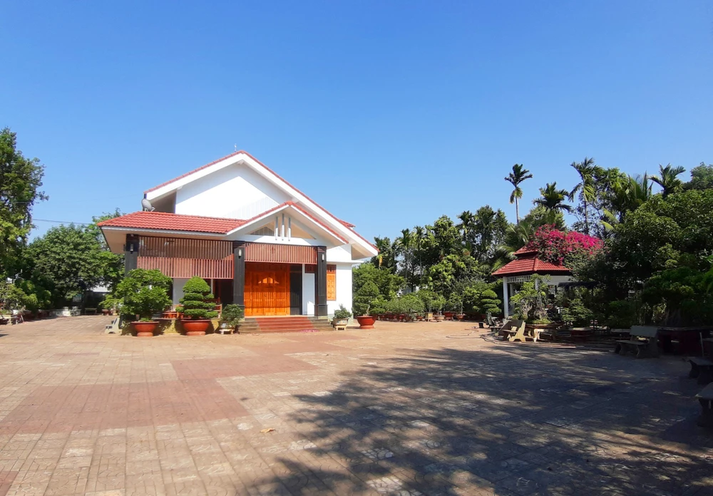 Bên trong lô đất biệt thự nhà vườn có bốn mặt tiền.