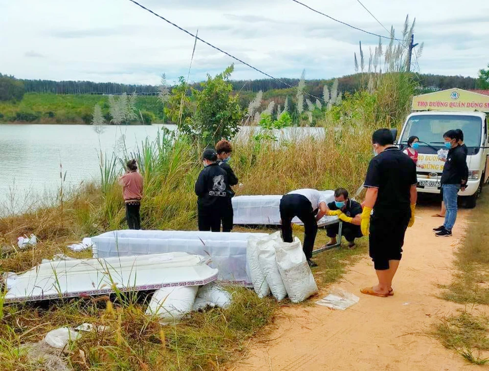 Gia đình đã đưa hai nạn nhân về nhà an táng theo phong tục địa phương. Ảnh: VB.