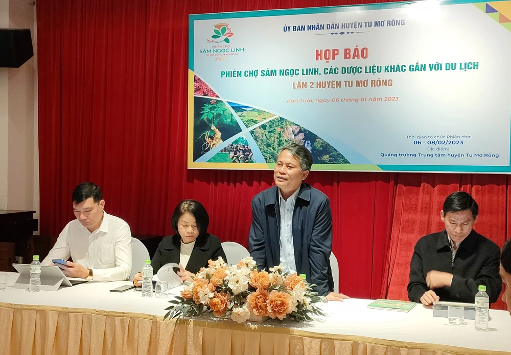 Ông Võ Trung Mạnh trả lời họp báo. Ảnh: LK.