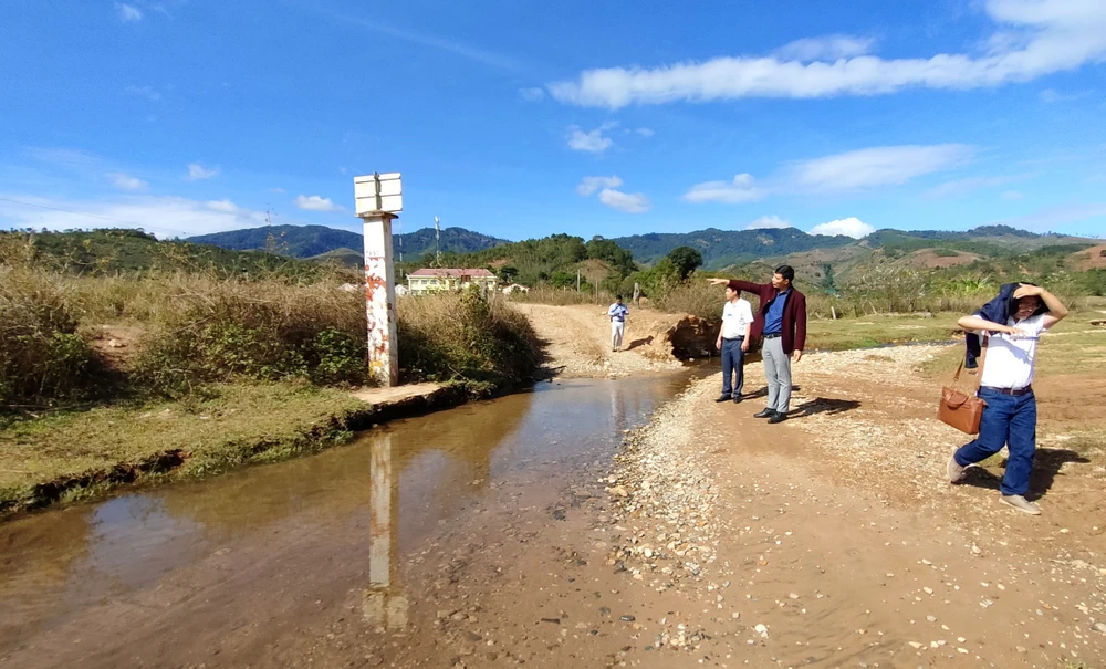 Mùa mưa nước ngập, nhiều nông sản dân không bán được bị hư thối. Ảnh: LK