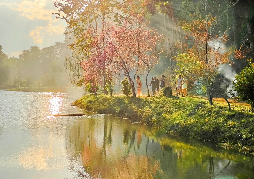 Du khách đến với Măng Đen có những trải nghiệm thú vị, cảnh đẹp hoang sơ.