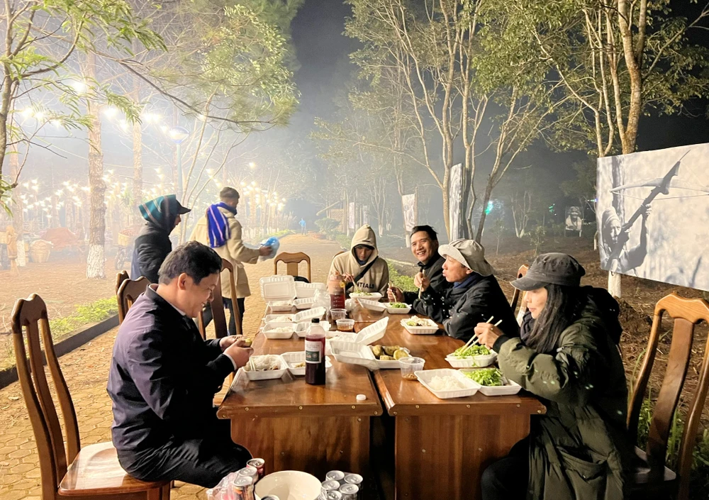 Khách du lịch vui chơi ở Măng Đen. Ảnh: ĐT.