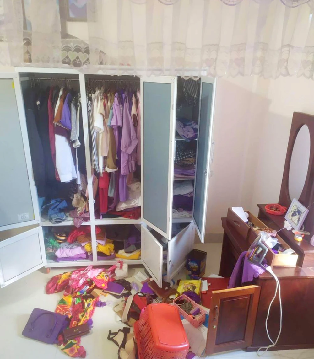 Đồ đạc bị Hoàng lục lọi để trộm cắp.