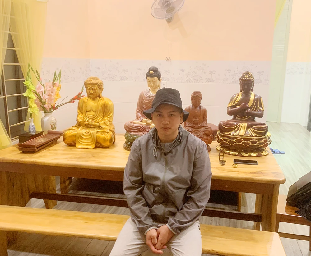 Võ Xuân Định cùng tang vật bốn pho tượng. Ảnh: CACC