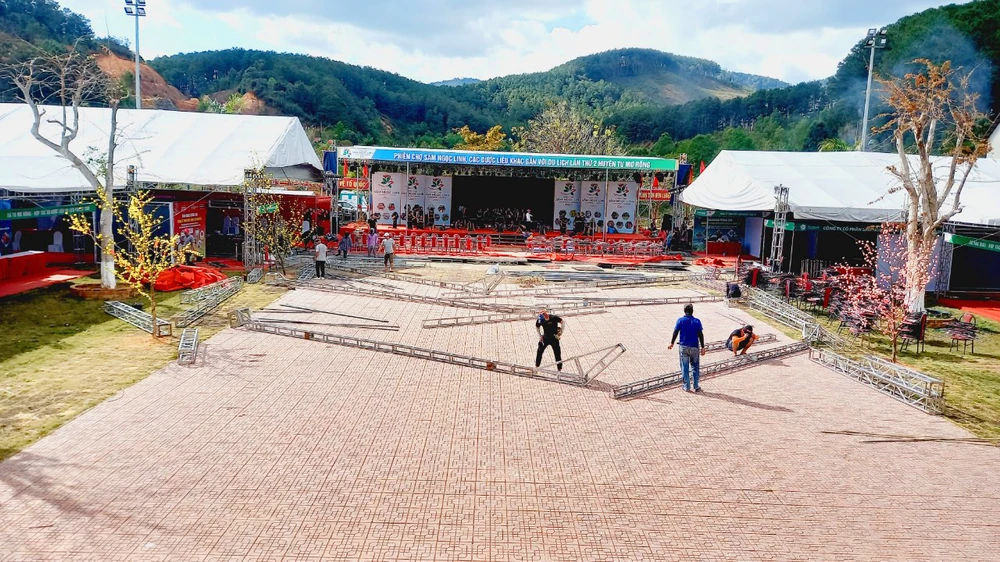 Khâu chuẩn bị cho phiên chợ sâm Ngọc Linh đã hoàn tất.