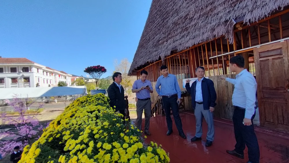 Lãnh đạo huyện Tu Mơ Rông đi kiểm tra công tác chuẩn bị. Ảnh: LK.