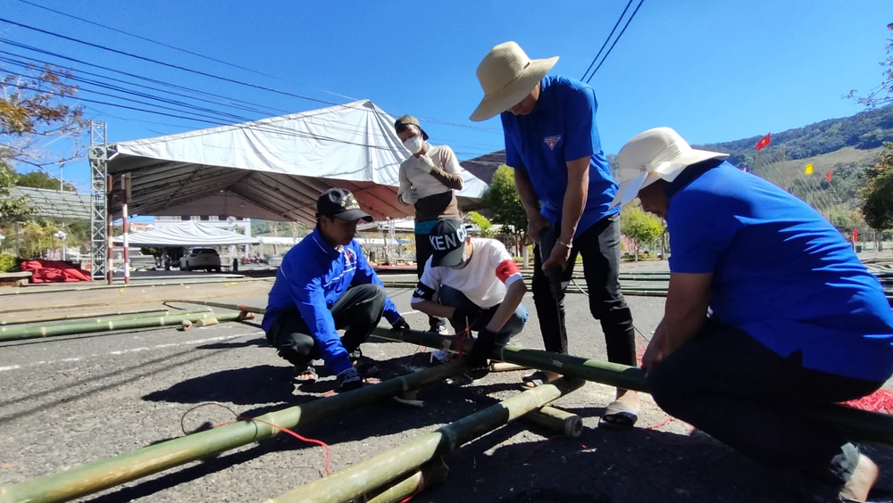 Lực lượng thanh niên huyện hào hứng tham gia chuẩn bị phiên chợ.