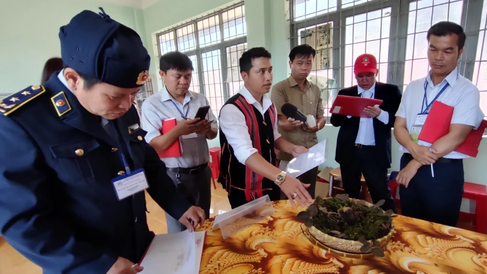 Thôn Lê Văng, xã Đắk Na giới thiệu sản phẩm. Ảnh: LK