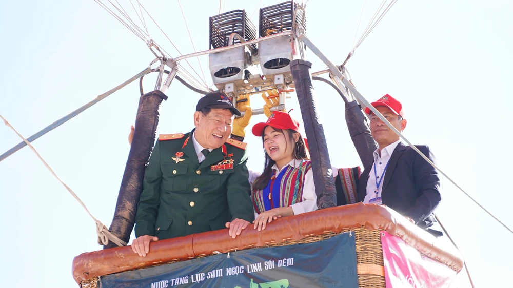 Anh hùng Phạm Tuân trở thành người "truyền lửa" cho giới trẻ ở huyện miền núi này.