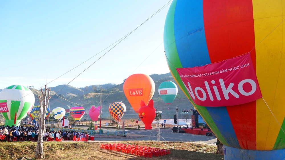 Sự kiện bay khinh khí cầu về đại ngàn thu hút đông đảo người dân.