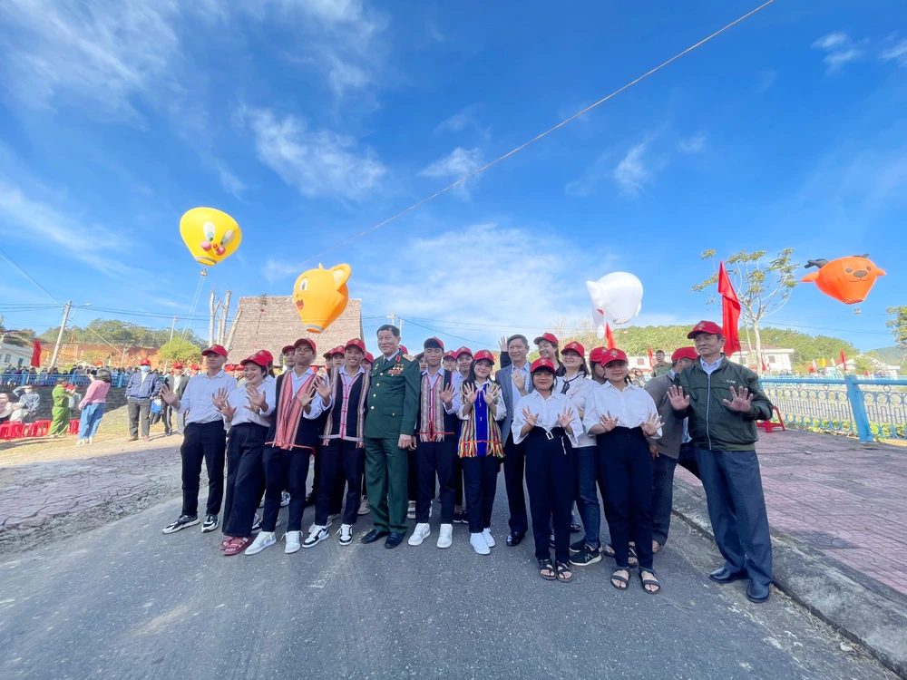 Anh hùng Phạm Tuân chụp ảnh lưu niệm cùng thanh thiếu niên.
