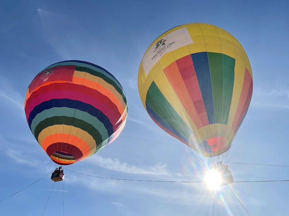 Nhiều em học sinh phấn khởi được bay cùng thần tượng. Anh hùng Phạm Tuân trở thành người "truyền lửa" cho giới trẻ ở huyện miền núi này.