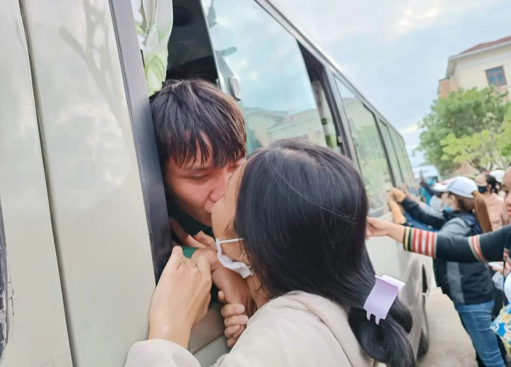 Một cặp đôi yêu nhau chia tay tại lễ ra quân ở thị xã Ayun Pa. Ảnh: ĐT