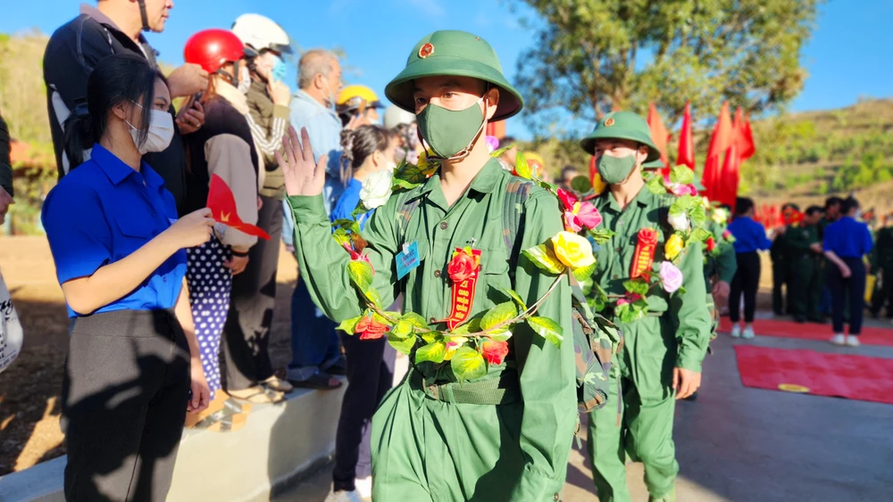 Người thân đã đến tiễn đưa thanh niên lên đường nhập ngũ.